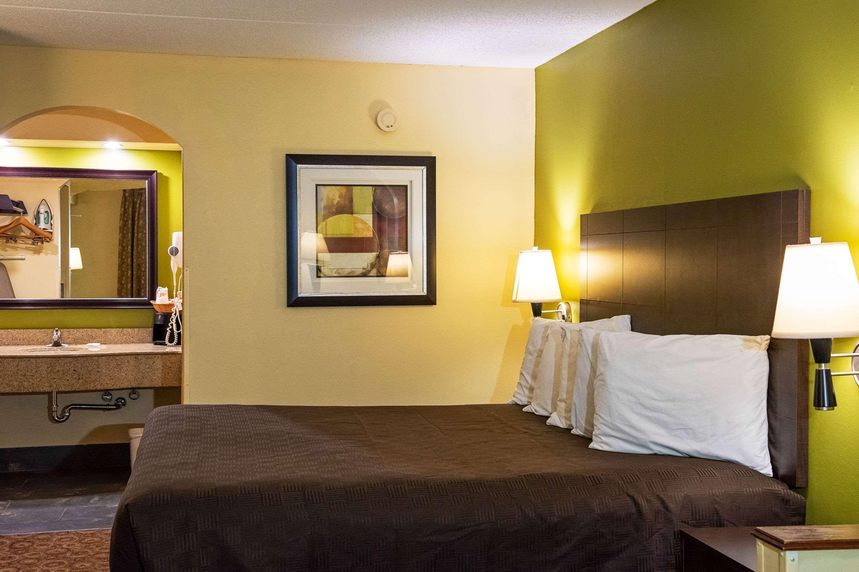 Rodeway Inn&Suites North Clarksville Extérieur photo